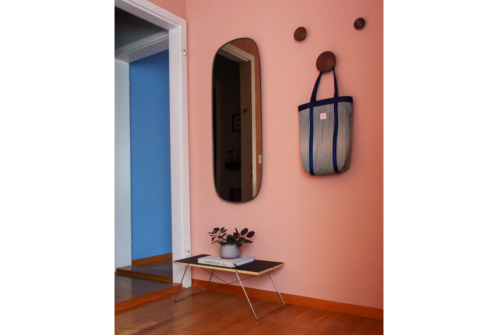 Appartement de design intérieur à Zurich aux couleurs de Le Corbusier Photo Stephan Scholz